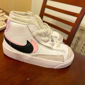 Toddler girls Nike shoe